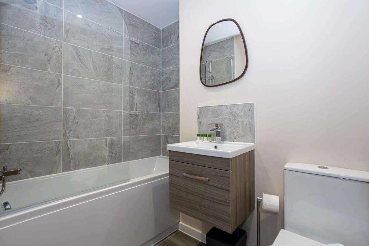 Lovely 2 Bedroom Modern Appartamento *