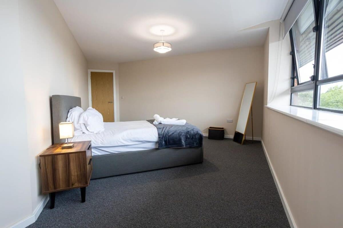 Lovely 2 Bedroom Modern Apartment *